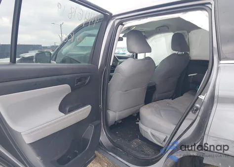 2021 Toyota Highlander L z USA, uszkodzony, nr VIN 5TDCZRBH7MS134694